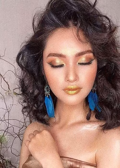 Người đẹp đến từ Hà Giang khoe tự tay trang điểm.