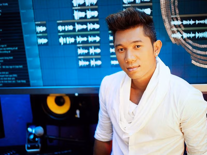 Lương Bằng Quang được biết đến là ca sĩ kiêm nhạc sĩ. Anh sinh ra trong gia đình có bố là nhạc sĩ Lương Bằng Vinh, mẹ là giáo viên dạy nhạc.