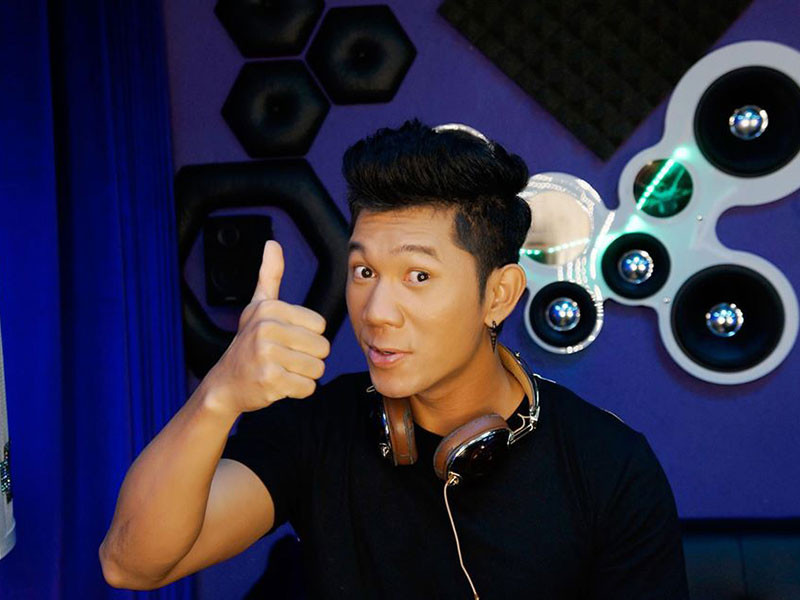 Lương Bằng Quang nổi tiếng vào khoảng đầu những năm 2000, là nhạc sĩ trẻ nhất nhận giải Làn sóng xanh 2004 với hit "Đôi chân thiên thần" (Lam Trường hát).