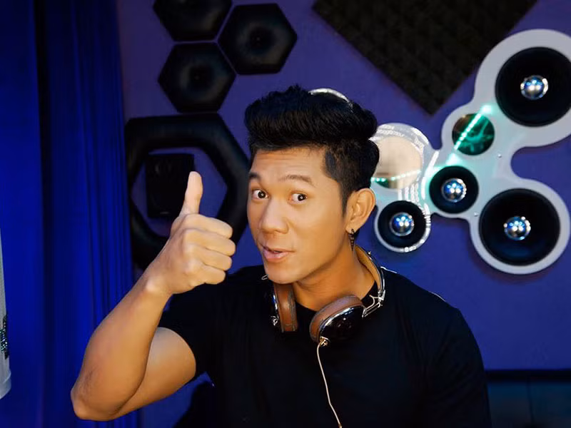 Lương Bằng Quang nổi tiếng vào khoảng đầu những năm 2000, là nhạc sĩ trẻ nhất nhận giải Làn sóng xanh 2004 với hit "Đôi chân thiên thần" (Lam Trường hát).