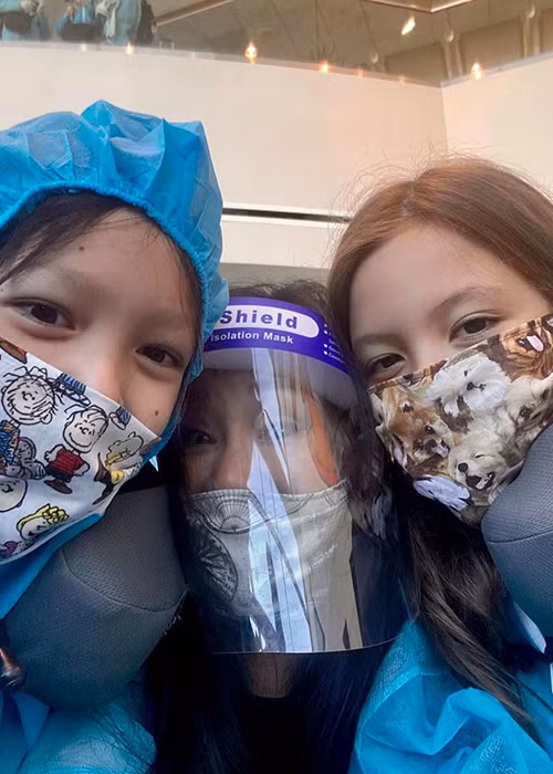 Hong Nhung dua con ve nuoc sau 5 thang mac ket o My