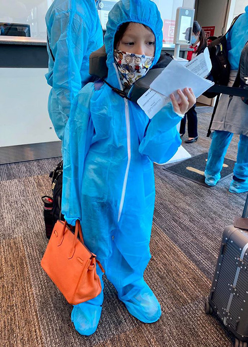 Nữ ca sĩ chia sẻ, con trai luôn động viên cô vào những lúc khó khăn. “Mẹ nhìn vào mặt tốt nhé - chúng ta sắp về nhà”, bé Tôm nói với mẹ.