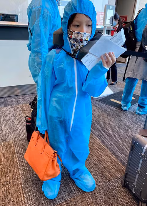 Nữ ca sĩ chia sẻ, con trai luôn động viên cô vào những lúc khó khăn. “Mẹ nhìn vào mặt tốt nhé - chúng ta sắp về nhà”, bé Tôm nói với mẹ.