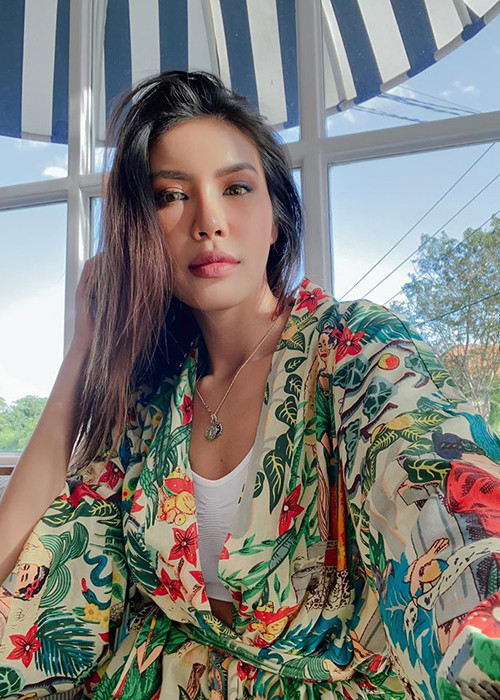 Ngoài Hồng Nhung, Minh Tú cũng vừa trở về Việt Nam. Siêu mẫu bị mắc kẹt ở Bali (Indonesia) trong 4 tháng qua.