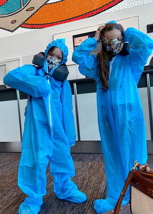 Trở về nước cùng mẹ, cặp song sinh nhà Hồng Nhung tỏ ra lạc quan.