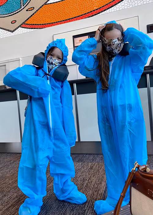 Trở về nước cùng mẹ, cặp song sinh nhà Hồng Nhung tỏ ra lạc quan.