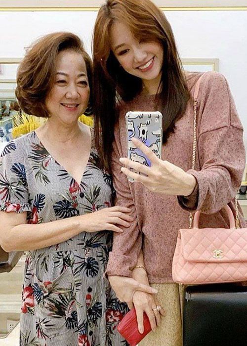 Hari Won rất yêu thương bố mẹ chồng. Mới đây, cô dành thời gian đưa mẹ chồng đi làm đẹp.