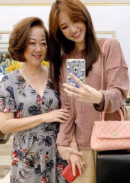 Hari Won rất yêu thương bố mẹ chồng. Mới đây, cô dành thời gian đưa mẹ chồng đi làm đẹp.