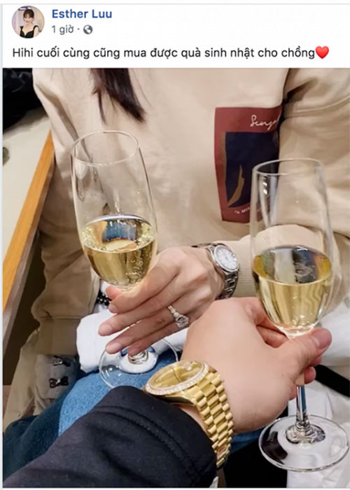 Còn dịp sinh nhật Trấn Thành, Hari Won thậm chí bỏ ra 1 tỷ đồng để mua chiếc đồng hồ tặng chồng.