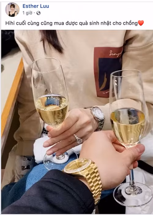 Còn dịp sinh nhật Trấn Thành, Hari Won thậm chí bỏ ra 1 tỷ đồng để mua chiếc đồng hồ tặng chồng.