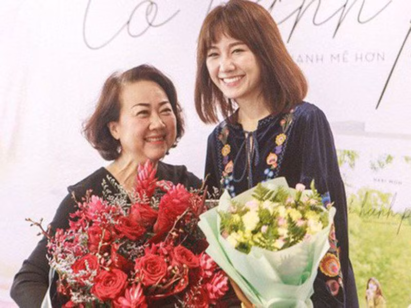 Trấn Thành tiết lộ khi sống chung, anh và Hari Won không phải động tay động chân vào bất cứ công việc nào hết. Từ dọn dẹp nhà cửa đến nấu nướng đều được bố mẹ giúp đỡ. Ảnh: Thời đại plus