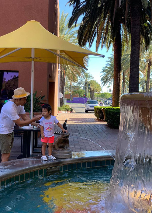 Ông xã Thanh Thảo luôn chăm sóc chu đáo con trai nuôi Jacky và con gái chung Talia.