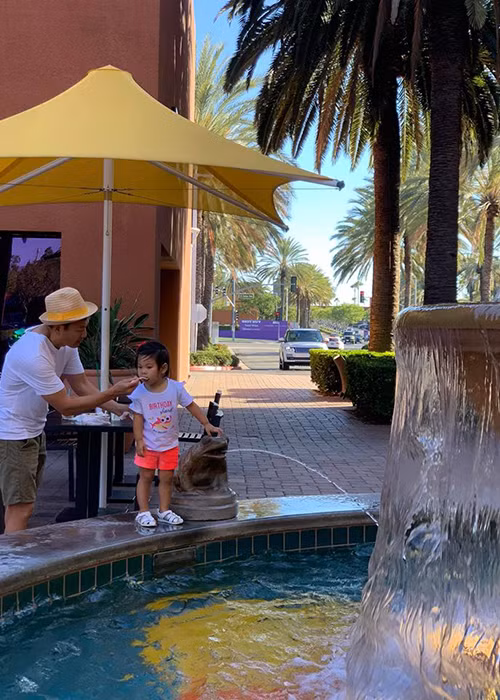 Ông xã Thanh Thảo luôn chăm sóc chu đáo con trai nuôi Jacky và con gái chung Talia.