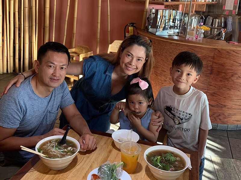 Ca sĩ Thanh Thảo từng bày tỏ sự ghen tỵ vì chồng và bé Ricky quá thân thiết với nhau.