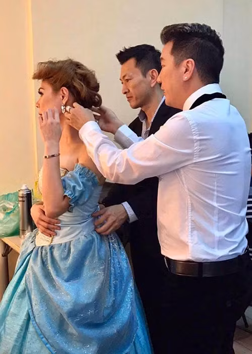 Khi Thanh Thảo làm liveshow kỷ niệm 25 năm ca hát, Tom Han đầu tư 5 tỷ đồng cũng như đề xuất ý tưởng, đốc thúc mọi công việc. Ảnh: Ngôi sao