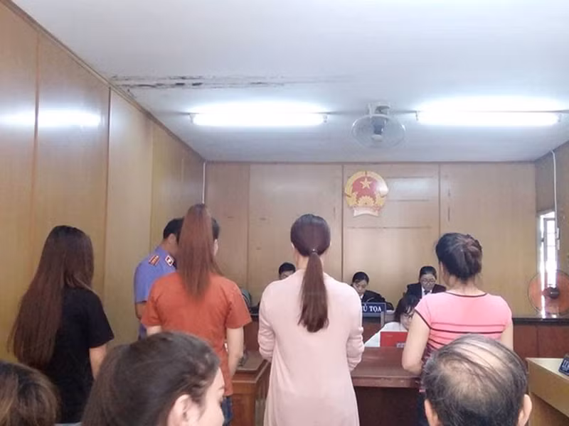 Tháng 4/2018, TAND TPHCM tuyên Phạm Thị Thanh Hiền 2 năm 6 tháng tù giam, Nguyễn Thị Ngọc 2 năm tù treo, thời gian thử thách là 4 năm. Khi nghe mức án phải chịu, Thanh Hiền bật khóc nức nở. Ảnh: Tiền Phong