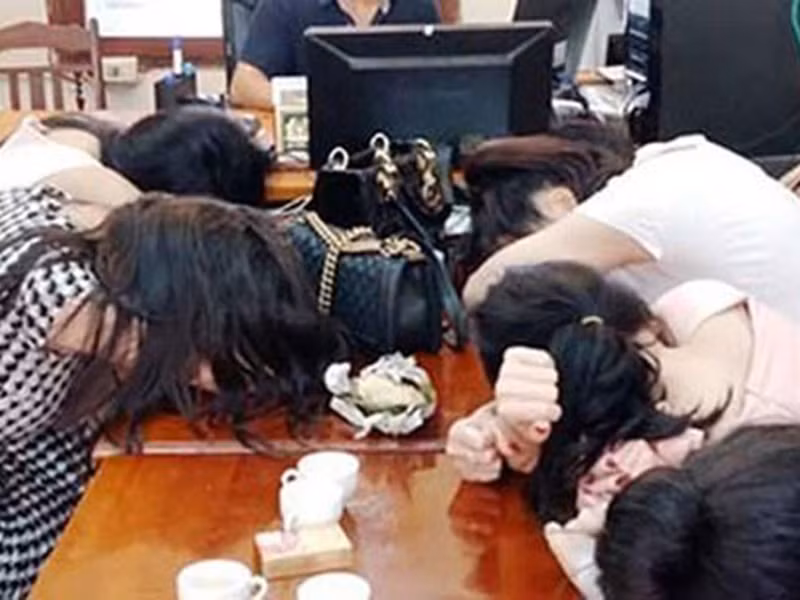 Năm 2015, đường dây sex tour 1.000 - 20.000 USD do Đoàn Ngọc Minh và Trần Đức Thùy Liên cầm đầu bị phanh phui. Á khôi L.T.T được xác định nằm trong đường dây này. Ngoài ra, L.T.T còn tham gia đường dây bán dâm 1.000 USD của “má mì” Thanh Huyền năm 2016. Ảnh: Đất Việt