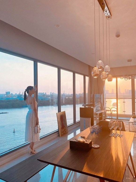 Sau khi ca sĩ Lê Hiếu và bà xã tổ chức đám cưới hồi đầu năm 2019, kể từ đó một nửa của nam ca sĩ rất ít khi lộ diện hay than dự các sự kiện showbiz.