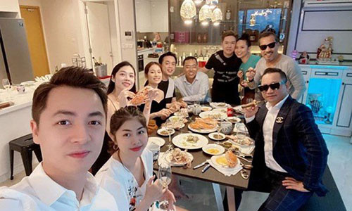 Nhưng mới đây, trên trang cá nhân của mình nhạc sĩ Dương Khắc Linh chia sẻ loạt ảnh chụp cùng loạt sao Việt trong đó có vợ chồng Đăng Khôi, Thủy Anh mừng tân gia nhà Lê Hiếu người hâm mộ mới hay nam ca sĩ mới chuyển nhà mới.