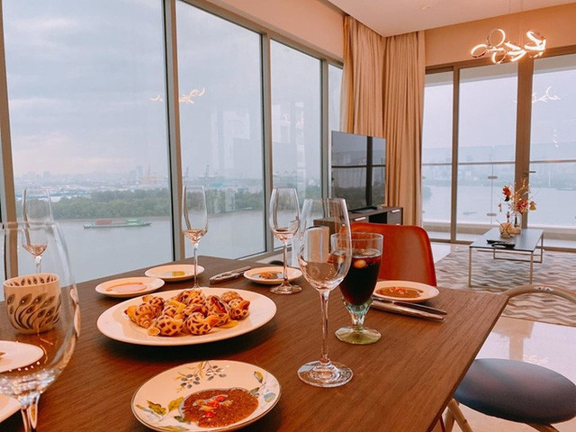 Khi nhìn vào những bức hình được chia sẻ thì ta có thể biết hộ mới tậu của vợ chồng Lê Hiếu ở Tp.HCM, có view nhìn ra ngoài rất đẹp. Trước đó, nam ca sĩ cũng từng hé lộ một góc căn hộ mới. Qua những hình ảnh được đăng tải có thể thấy nội thất trong không gian sống mới của Lê Hiếu và bà xã rất sang trọng hiện đại đẹp không góc chết long lanh như khách sạn năm sao. Trong thời gian trước đó, nam ca sĩ Lê Hiếu đã rao bán căn nhà có diện tích 120m², nằm ở quận 7, Tp. HCM, với giá 15 tỷ đồng. Sau khi bán nhà cũ, Lê Hiếu đã tậu ngay không gian sống mới cao cấp hơn.