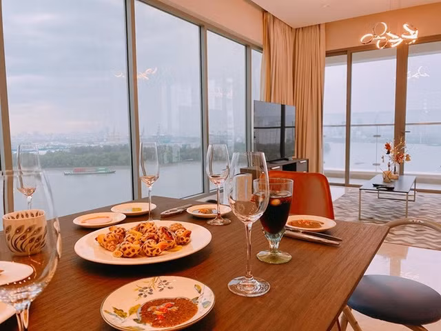 Khi nhìn vào những bức hình được chia sẻ thì ta có thể biết hộ mới tậu của vợ chồng Lê Hiếu ở Tp.HCM, có view nhìn ra ngoài rất đẹp. Trước đó, nam ca sĩ cũng từng hé lộ một góc căn hộ mới. Qua những hình ảnh được đăng tải có thể thấy nội thất trong không gian sống mới của Lê Hiếu và bà xã rất sang trọng hiện đại đẹp không góc chết long lanh như khách sạn năm sao. Trong thời gian trước đó, nam ca sĩ Lê Hiếu đã rao bán căn nhà có diện tích 120m², nằm ở quận 7, Tp. HCM, với giá 15 tỷ đồng. Sau khi bán nhà cũ, Lê Hiếu đã tậu ngay không gian sống mới cao cấp hơn.