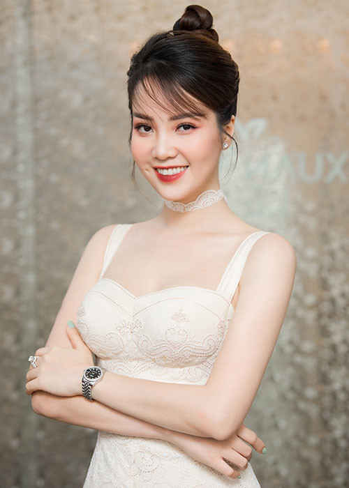 Cũng làm giám khảo, Á hậu Thụy Vân chinh phục trái tim khán giả bằng vẻ đẹp, tài năng cũng như lối sống chuẩn mực. Với phong thái chuyên nghiệp cũng như lối ứng xử thông minh, ở vai trò mới trong ban giám khảo, Thuỵ Vân sẽ trở thành yếu tố góp phần truyền cảm hứng cho dàn thí sinh năm nay.