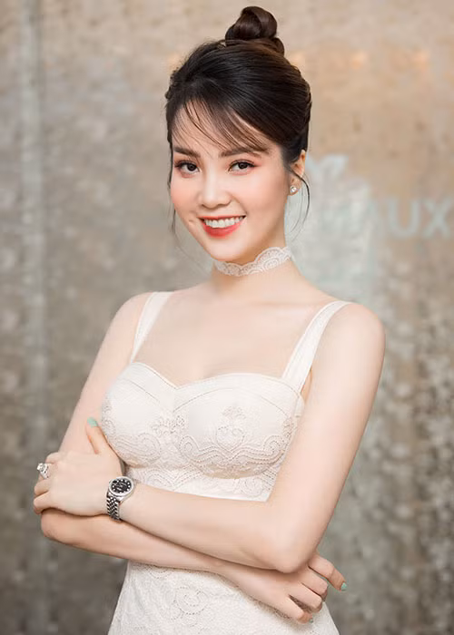 Cũng làm giám khảo, Á hậu Thụy Vân chinh phục trái tim khán giả bằng vẻ đẹp, tài năng cũng như lối sống chuẩn mực. Với phong thái chuyên nghiệp cũng như lối ứng xử thông minh, ở vai trò mới trong ban giám khảo, Thuỵ Vân sẽ trở thành yếu tố góp phần truyền cảm hứng cho dàn thí sinh năm nay.