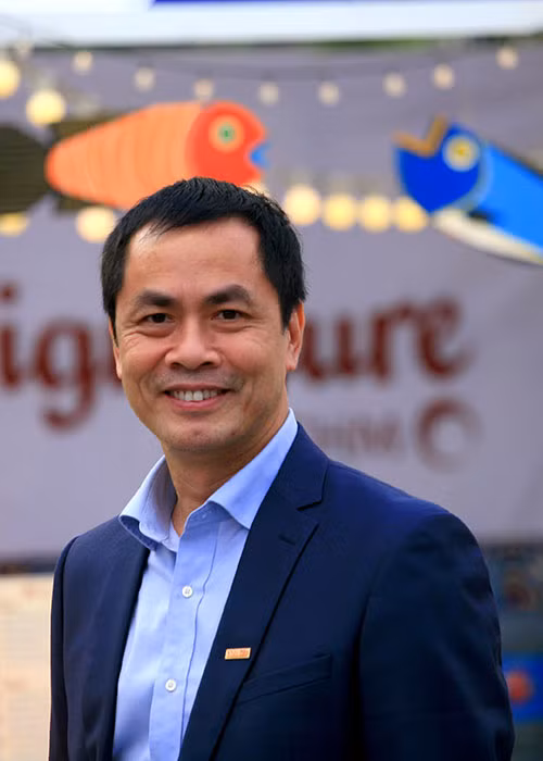 Nhà thơ, nhà báo Hữu Việt được mời làm phó trưởng ban giám khảo do kinh nghiệm phong phú, sự sắc sảo trong nhận xét, đánh giá thí sinh và sự công tâm đã được thử thách qua nhiều kỳ thi hoa hậu.