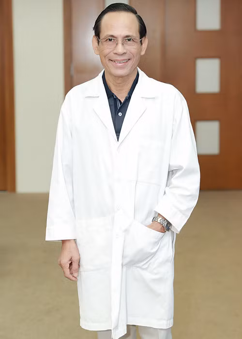 GS.TS NGND Hoàng Tử Hùng là nhà chuyên môn và nhà sư phạm nổi tiếng trong ngành Y, đặc biệt là lĩnh vực nhân trắc học. Ông cũng là người đã đồng hành với cuộc thi Hoa hậu Việt Nam từ hơn 20 năm qua, nổi bật với cái nhìn cẩn trọng, thấu đáo, nhân văn trong chấm thi.