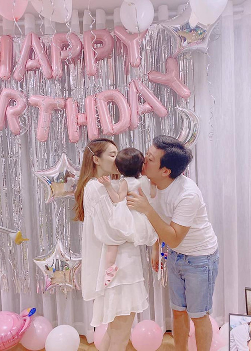  Con gái của Nhã Phương rất quấn bố. "Không có bố, mẹ là nhất, là số 1. Cho đến khi bố xuất hiện là phũ phàng, kêu mãi "Con ơi!" cũng chẳng thèm để ý", nữ diễn viên tiết lộ.