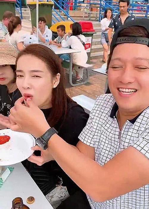 Không chỉ đưa hết tiền cho Nhã Phương, Trường Giang còn chăm sóc bà xã từng chút một.