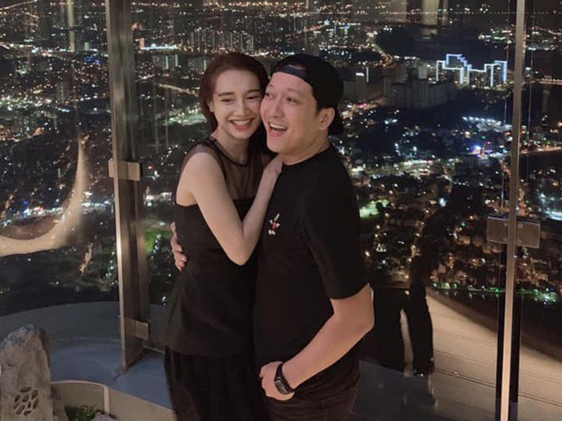 Kỷ niệm 5 năm ngày hẹn hò, cặp đôi vừa tổ chức một bữa tối lãng mạn.