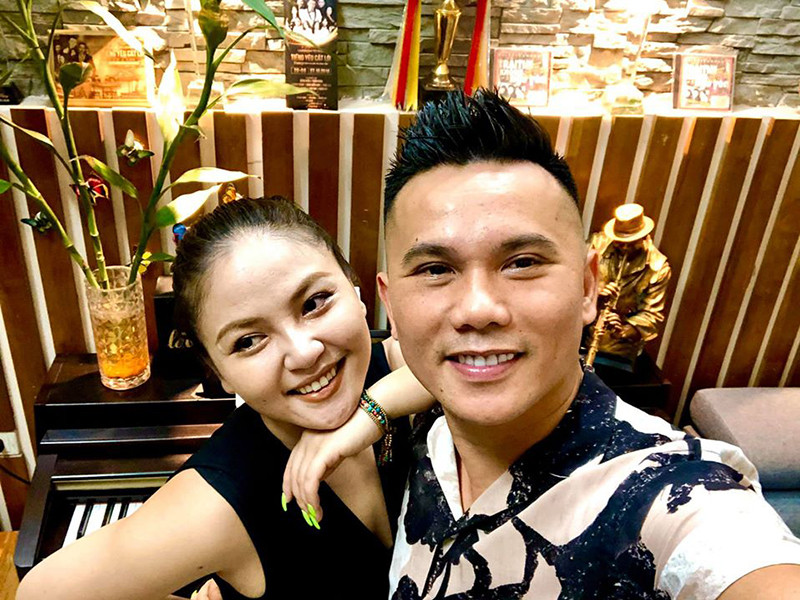 Tú Dưa và Phương Hà sống chung hơn 2 năm thì đường ai nấy đi. Năm 2014, Tú Dưa kết hôn với ca sĩ kém anh đến 10 tuổi tên Lam Trang. Ảnh: Khám phá