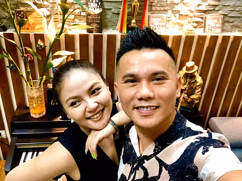 Tú Dưa và Phương Hà sống chung hơn 2 năm thì đường ai nấy đi. Năm 2014, Tú Dưa kết hôn với ca sĩ kém anh đến 10 tuổi tên Lam Trang. Ảnh: Khám phá