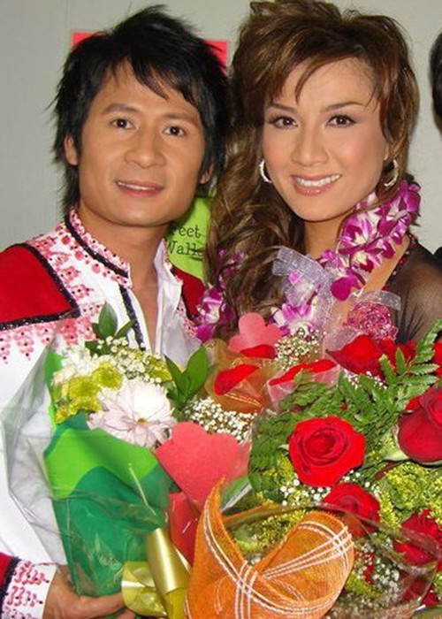 Bằng Kiều kết hôn với ca sĩ Trizzie Phương Trinh (trong ảnh) năm 2002. Đến năm 2013, anh ly hôn. Sau đó, Bằng Kiều hẹn hò Dương Mỹ Linh. Tuy nhiên, chuyện tình này đã khép lại từ lâu.