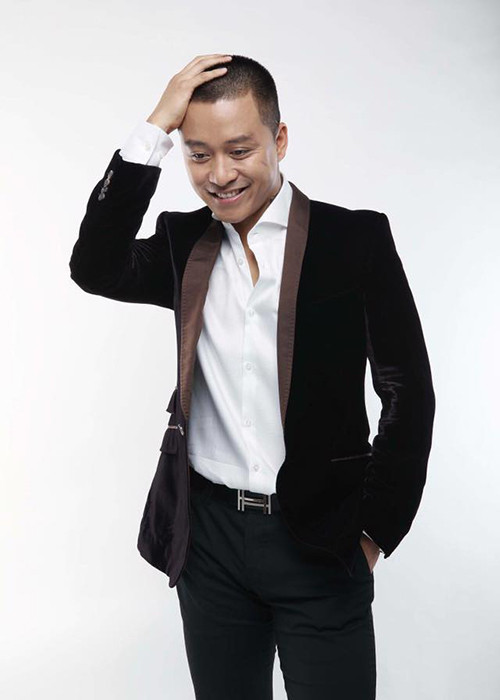 Sau khi “Quả dưa hấu” tan rã, Tuấn Hưng vào Sài Gòn lập nghiệp. Sự nghiệp của anh khá thành công với loạt hit: “Cầu vồng khuyết”, “Dĩ vãng cuộc tình”, “Nắm lấy tay anh”.