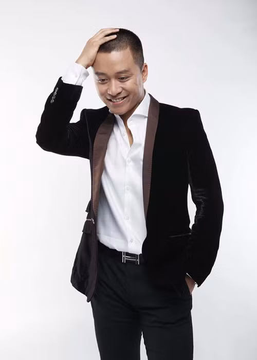 Sau khi “Quả dưa hấu” tan rã, Tuấn Hưng vào Sài Gòn lập nghiệp. Sự nghiệp của anh khá thành công với loạt hit: “Cầu vồng khuyết”, “Dĩ vãng cuộc tình”, “Nắm lấy tay anh”.