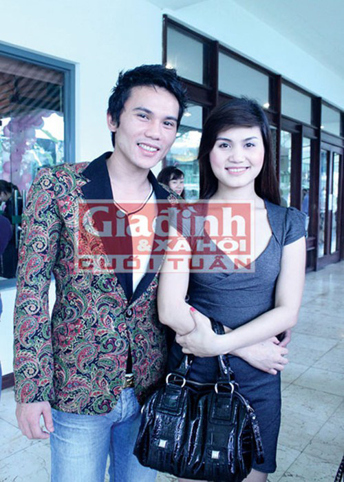 Tú Dưa kết hôn với "nữ hoàng wushu" Thúy Hiền. Tuy nhiên, hạnh phúc này ngắn chẳng tày gang. Sau khi ly hôn Thúy Hiền, Tú Dưa tái hôn với ca sĩ Phương Hà (trong ảnh). Ảnh: Gia đình xã hội