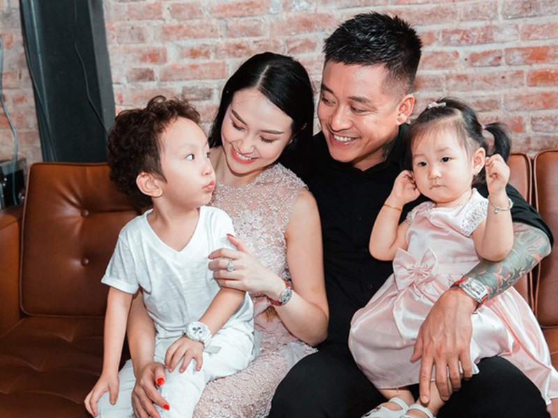 Mới đây, Tuấn Hưng cho biết, anh sẽ tạm nghỉ hát một thời gian để chăm sóc gia đình. Nếu còn duyên với sân khấu, nam ca sĩ sẽ trở lại khi các con cứng cáp hơn. Ảnh: Dân Việt