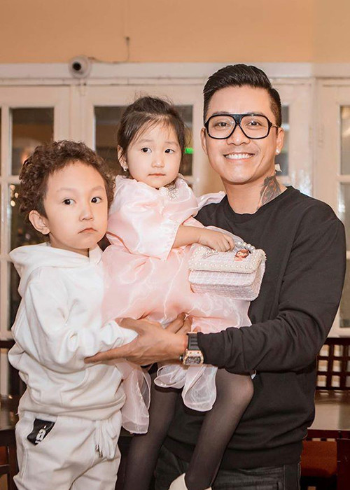 Trước khi lập gia đình, Tuấn Hưng đào hoa. Tuy nhiên, từ khi kết hôn, anh trở thành ông bố, người chồng quốc dân. Hiện tại, thông tin Tuấn Hưng giải nghệ vì gia đình nhận được sự quan tâm của khán giả.