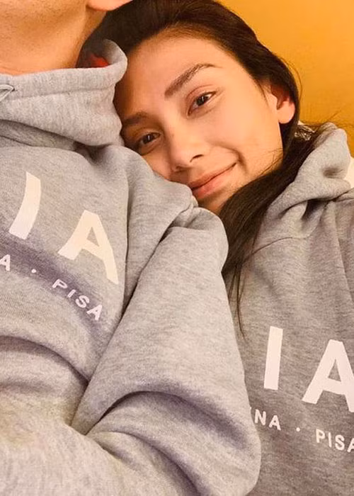 Võ Hoàng Yến và bạn trai quen nhau qua một buổi hẹn cùng bạn bè ở Mỹ cách đây hơn 2 năm. Ấn tượng ban đầu của cô là không thích anh vì có cảm giác "chảnh", nói chuyện sốc.