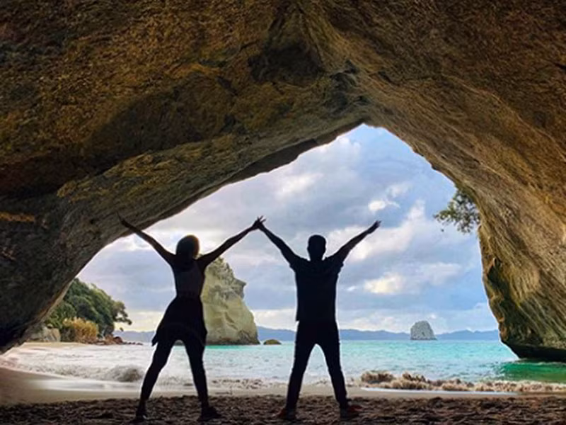 Sau khi về Việt Nam, Võ Hoàng Yến và bạn trai vẫn nhắn tin qua lại nhưng mối quan hệ thực sự bắt đầu chỉ từ khi anh chọc ghẹo cả hai kết hôn giả.