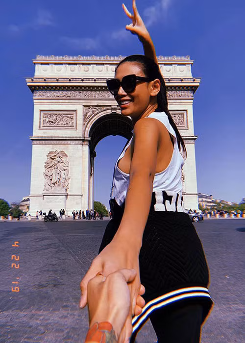 Sau 2 năm tìm hiểu, được gia đình hai bên ủng hộ chuyện tình cảm, Võ Hoàng Yến và bạn trai dự định tổ chức đám cưới vào tháng 7/2020. Thế nhưng, vì COVID-19, cặp đôi phải rời hôn lễ sang năm 2021.