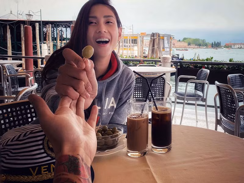 Nhiều người tò mò chân dung người đàn ông mà Võ Hoàng Yến yêu say đắm. Chia sẻ trên truyền thông, chân dài cho biết, người bạn trai hiện tại là người đầu tiên khiến cô dẹp bỏ tính nóng nảy để bị lép vế trong mối quan hệ. Bạn bè của chân dài cũng thường đùa rằng giờ đây đã có người thuần phục được Võ Hoàng Yến.