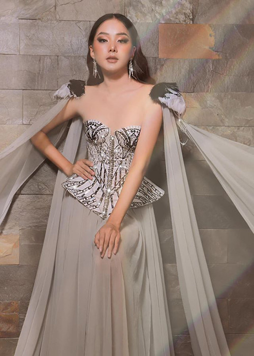 Cô thường xuyên làm người mẫu ảnh, xuất hiện trên sàn diễn thời trang.