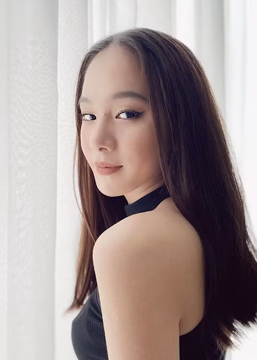 Bích Thùy còn hút hồn người đối diện bởi gương mặt khả ái.