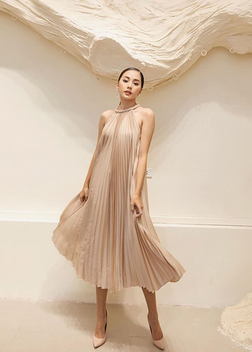 Bích Thùy trau dồi khả năng giao tiếp tiếng Anh, các kỹ năng ứng xử, catwalk.