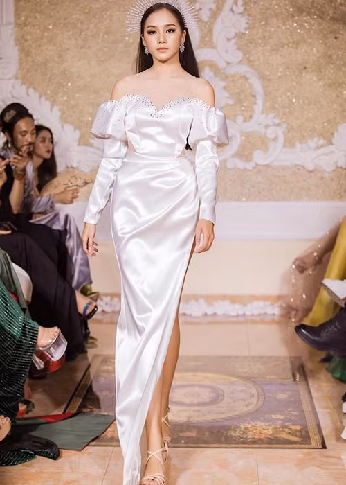 10X hiện theo đuổi công việc người mẫu.