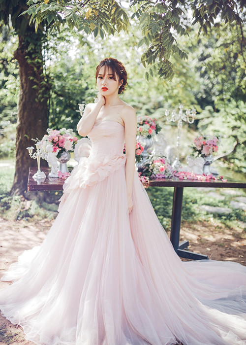 Nữ ca sĩ chuyển giới hóa cô dâu đẹp ngọt ngào trong một bộ ảnh cách đây 5 năm. Ảnh: Lao động