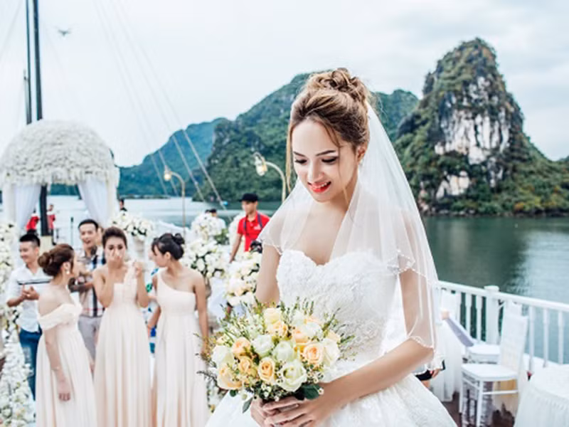 Nữ ca sĩ chuyển giới tổ chức đám cưới lãng mạn trên du thuyền. Ảnh: Công Lý